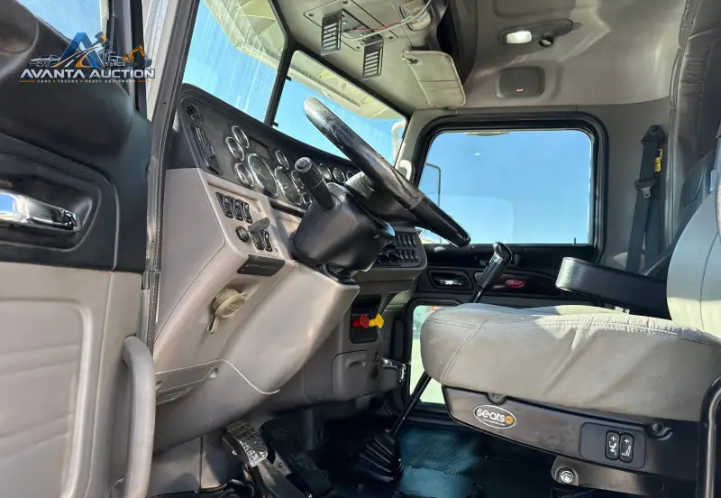 2018 Peterbilt 389 photo 39