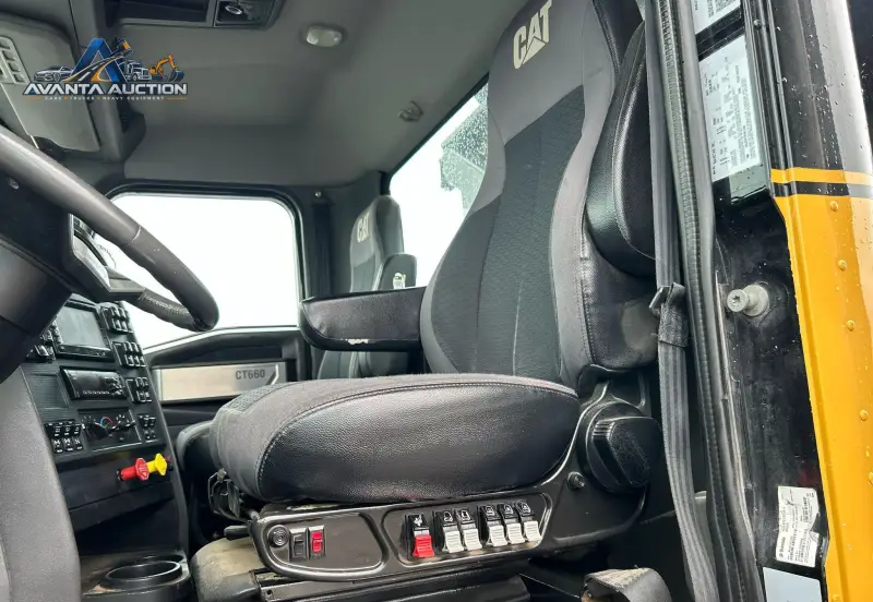 2015 Caterpillar CT660L photo 12