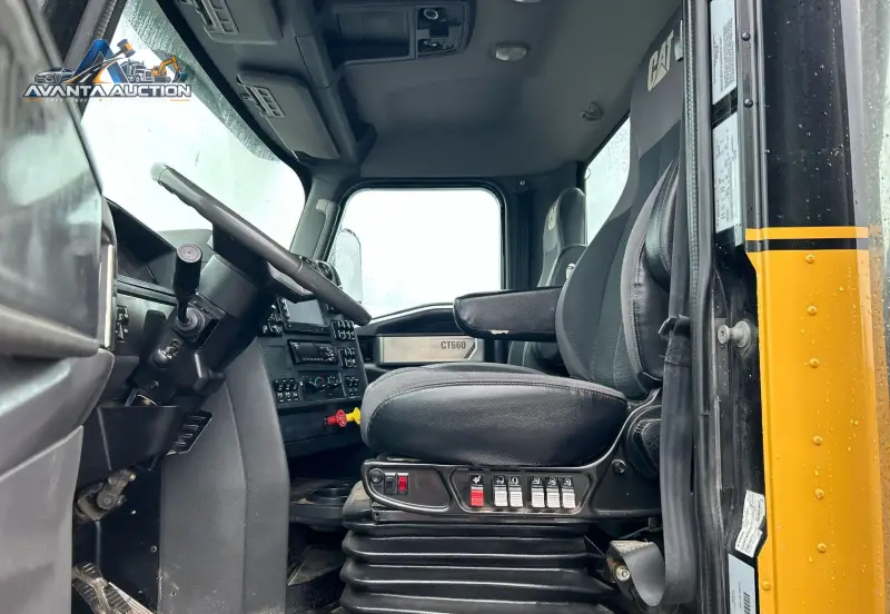2015 Caterpillar CT660L photo 10