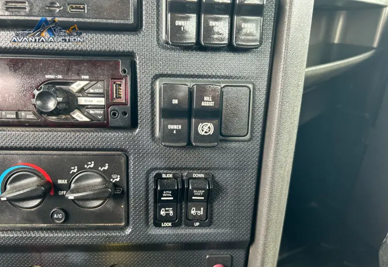 2015 Caterpillar CT660L photo 25