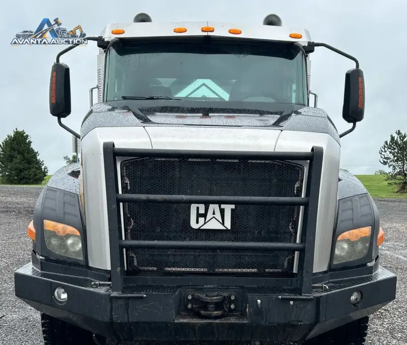 2015 Caterpillar CT660L photo 2
