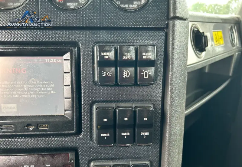 2015 Caterpillar CT660L photo 24